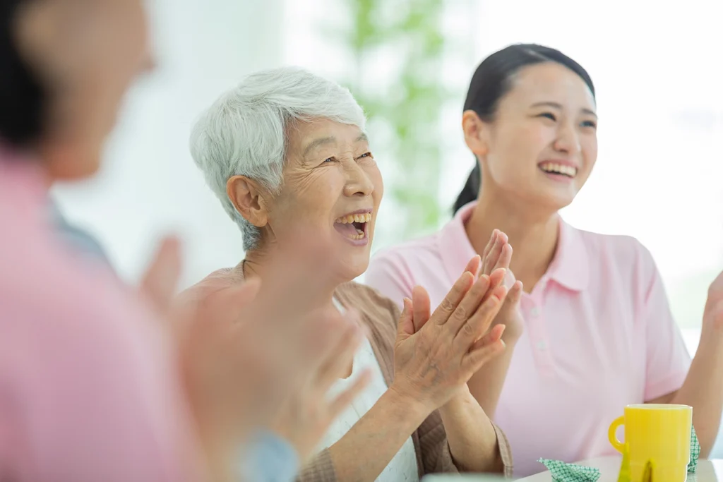 笑顔で笑う高齢者